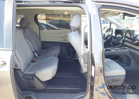 2024 Toyota Sienna Xle z USA, uszkodzony, nr VIN 5TDYRKECXRS208095